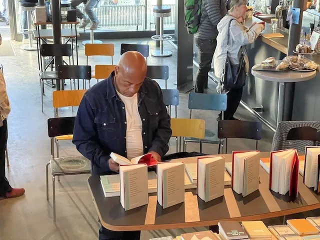 Thomas Trostmann signiert Bücher