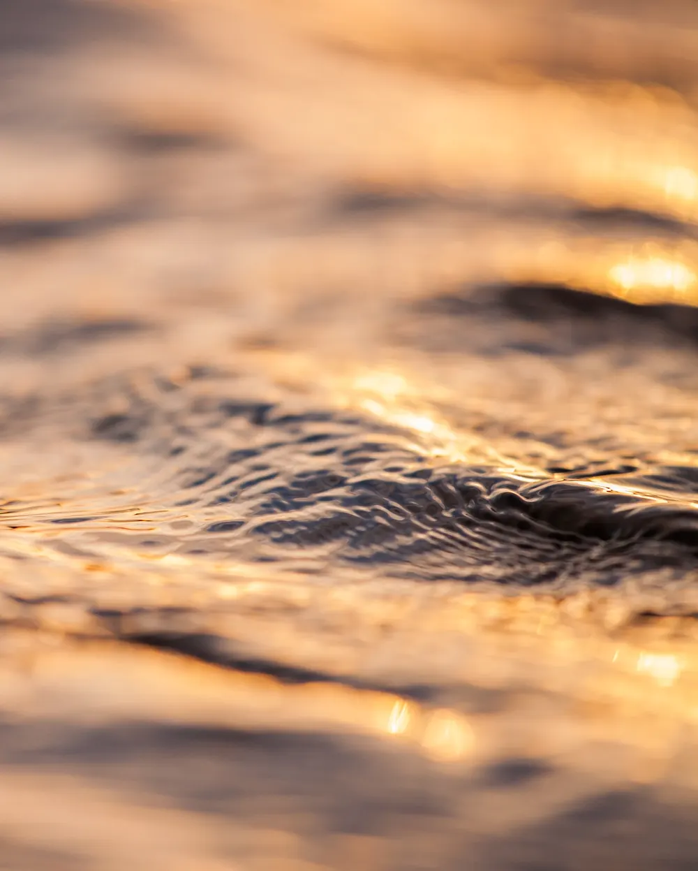 Wasser, das über Steine strömt